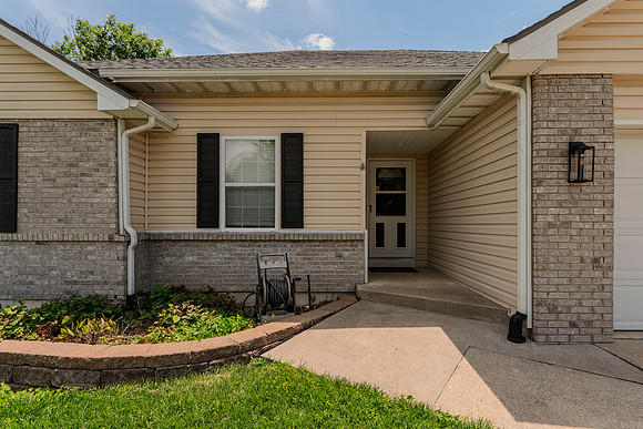 Lori War Admiral exterior 0008